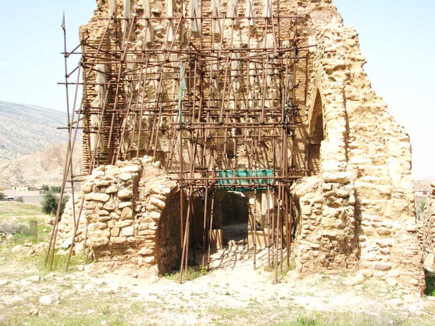 بقعه مهدی صالح – ایوان و ورودی در ضلع شرقی بنا