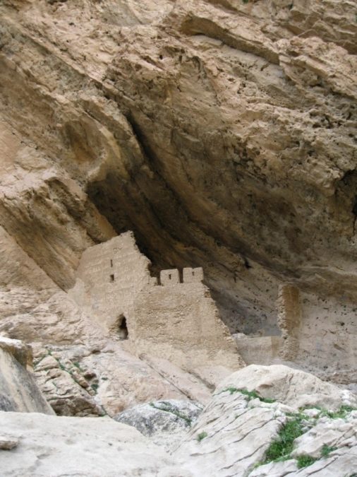 دژ شیخ مکان، موقعیت جغرافیایی آن و بقایای معماری ورودی تنگه