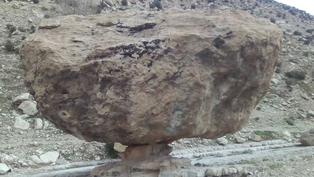 سنگ معلق روستای گرز لنگر